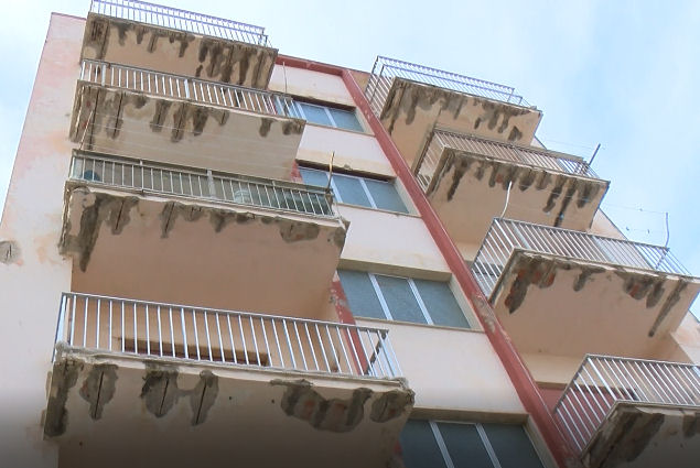 Cadono calcinacci dal balcone e feriscono un passante: ne risponde il proprietario dell’appartamento